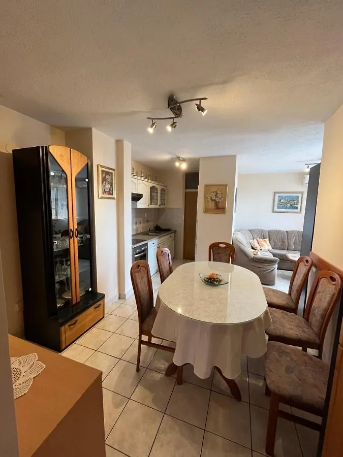 Sunny Corner Apartment Split 0*,